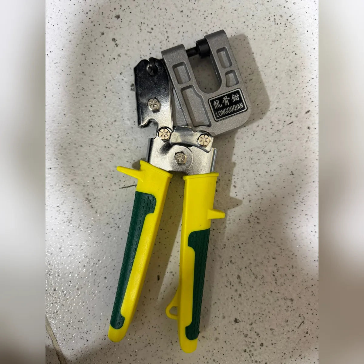 Pinza ponchadora para drywall