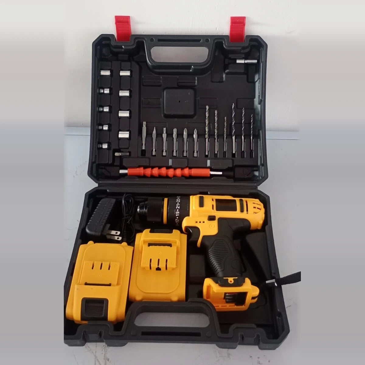 Kit de herramientas con taladro inalámbrico y 2 baterías en su maletín